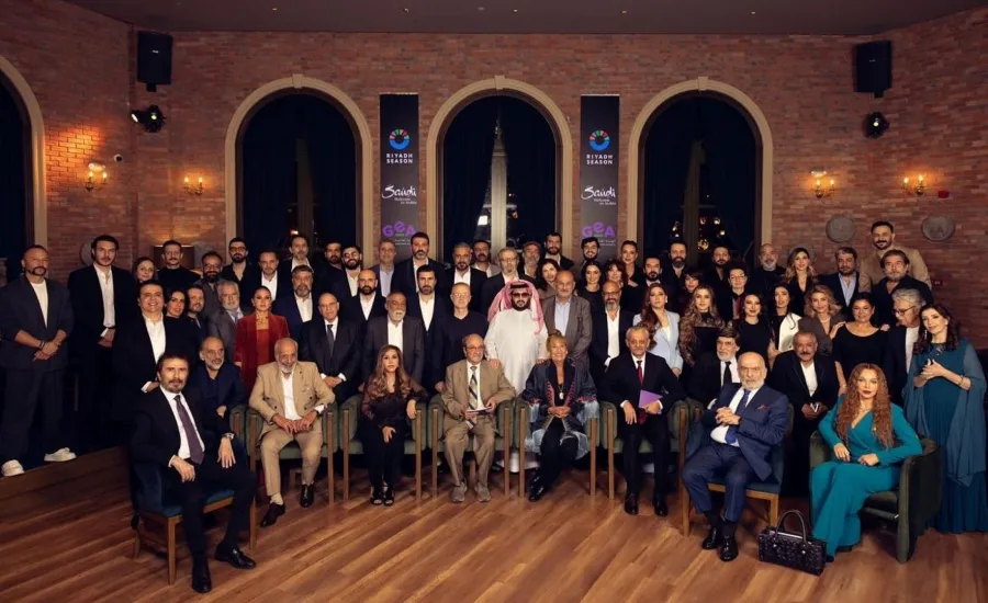 صورة لنجوم الدراما السورية مع المستشار تركي آل الشيخ -الصورة من حساب المستشار تركي لآل الشيخ على الانستغرام