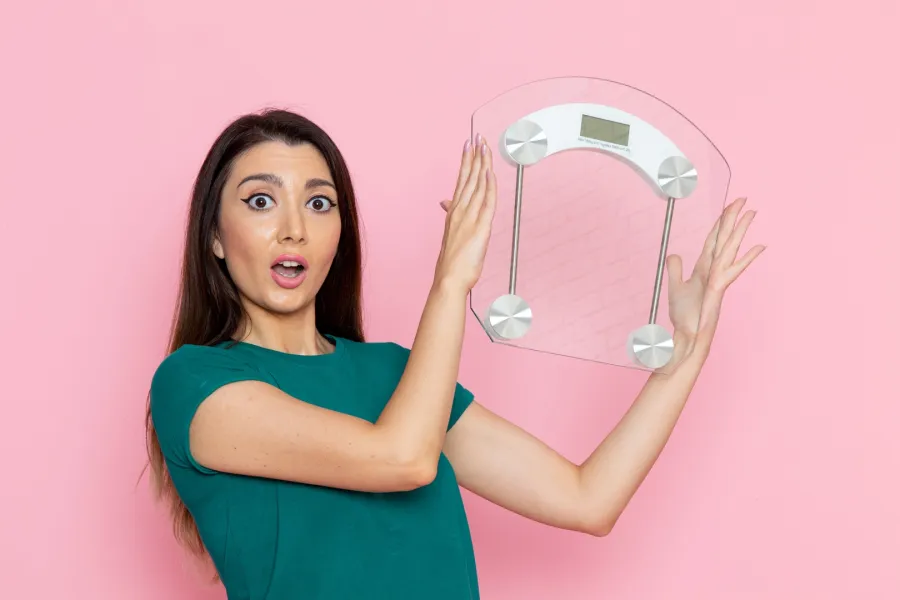 سيدة تعتمد نظام تثبيت الوزن بعد الرجيم -Image By Freepik