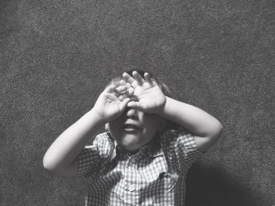 صورة طفل يبكي بعد سقوطه على جبهته