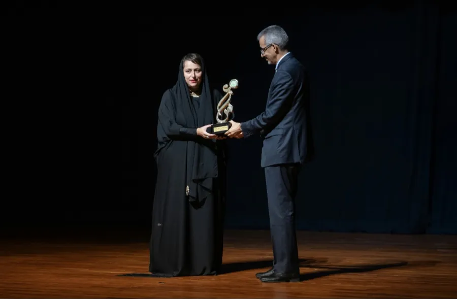 الأستاذ الدكتور محمد ولد أعمر، المدير العام للمنظمة يسلم درع التعيين إلى الشيخة حور القاسمي