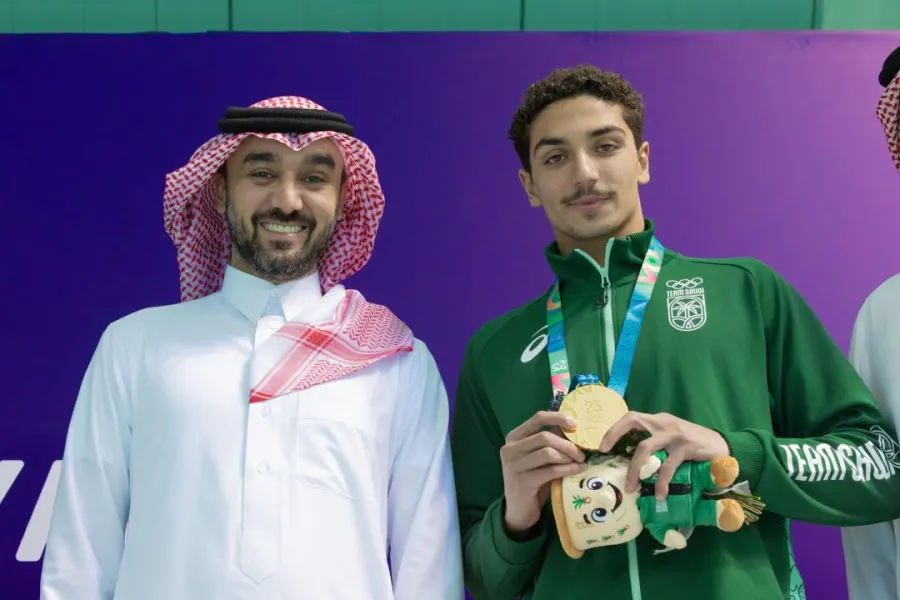  الأمير عبدالعزيز بن تركي وزير الرياضة السعودي والسباح زيد السراج