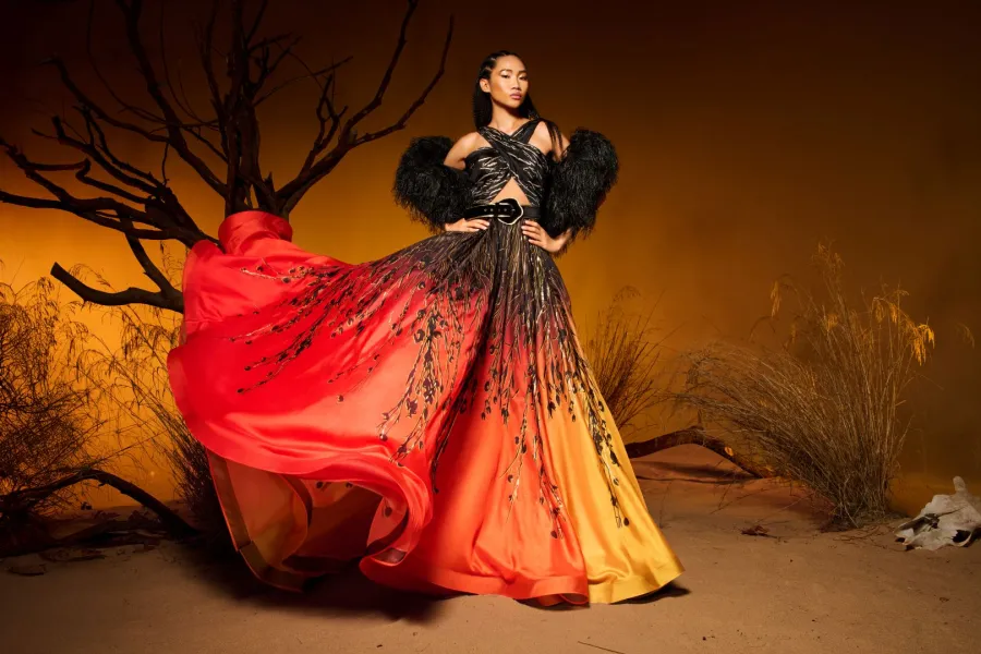 زِي برتقالي متموّج من فؤاد سركيس- الصورة من العلاقات العامة للدار