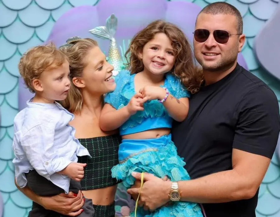 إيلي صعب جونيور وزوجته كريستينا صعب وولداهما صوفيا وإيلي- الصورة من حساب كريستينا على إنستغرام