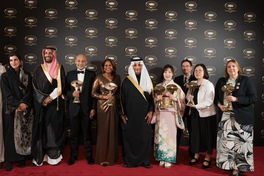 وزير السياحة رئيس مجلس إدارة منتدى TOURISE الأستاذ أحمد بن عقيل الخطيب مع الجهات الفائزة. الصورة من الحساب الرسمي لوزير السياحة على منصة x