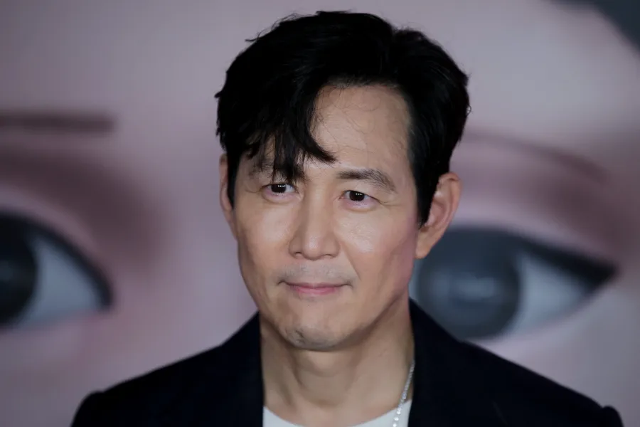 لي جونغ جاي Lee Jung-jae بطل "Nice To Not Meet You" في نيويورك . مصدر الصورة:  Leonardo Munoz / AFP