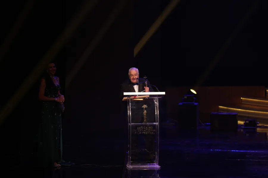 المخرج محمد عبد العزيز بعد تكريمه في مهرجان القاهرة السينمائي - الصورة من المركز الإعلامي للمهرجان