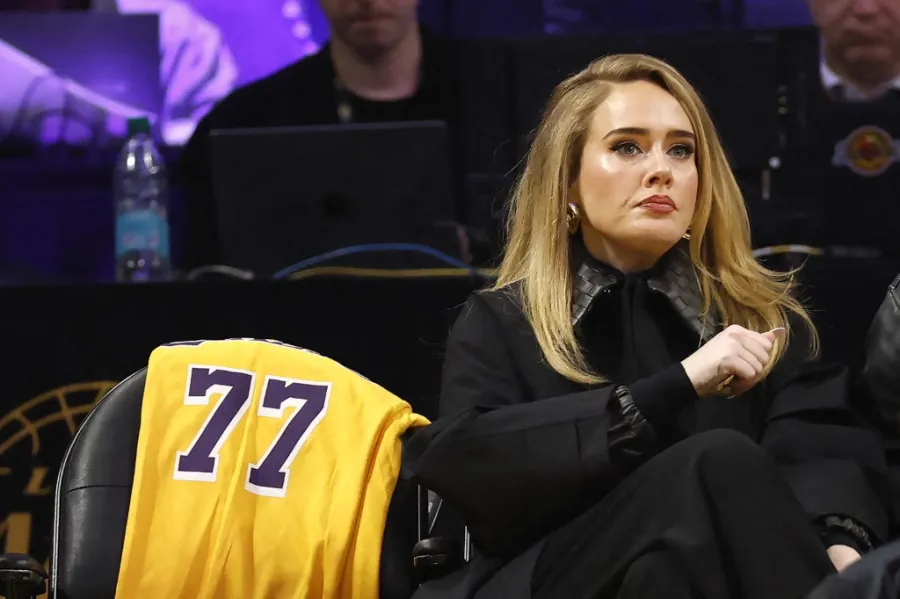 أديل في كاليفورنيا (Adele in california). مصدر الصورة: RONALD MARTINEZ / GETTY IMAGES NORTH AMERICA / Getty Images via AFP