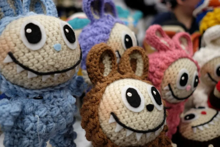 دُمى لابوبو في معرض لوس أنجلوس كوميك كون 2025 - Crocheted Labubu dolls are display during 2025 Los Angeles Comic- مصدر الصورة: (Photo by Paul Butterfield / GETTY IMAGES NORTH AMERICA / Getty Images via AFP)