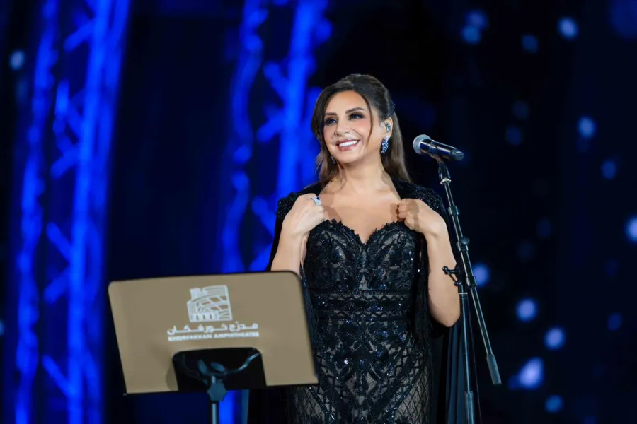 ابتسامة أنغام تضيء المسرح وهي تتفاعل مع جمهور خورفكان خلال الأمسية الطربية- الصورة خاصة بسيدتي من تصوير عمرو جمال