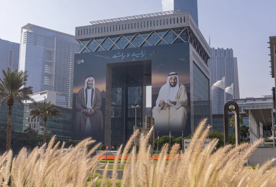  العمل الإبداعي الضخم على واجهة مبنى مركز دبي المالي العالمي. الصورة من مكتب دبي الإعلامي