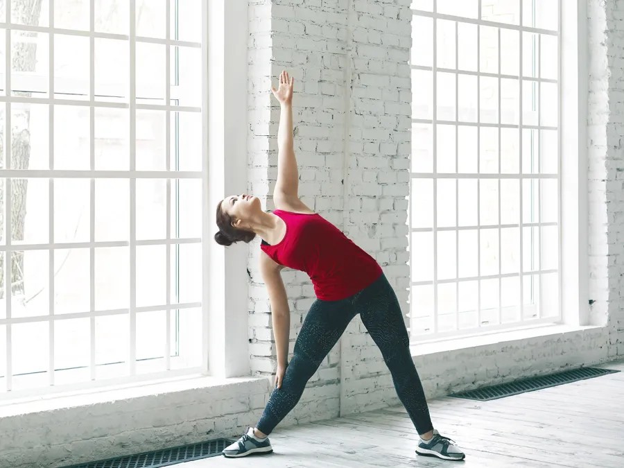 سيدة تهيئ جسمها  قبل التمارين Image by shurkin_son on Freepik