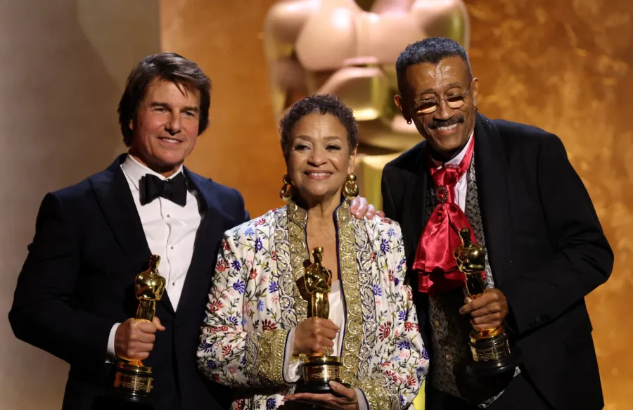 توم كروزTom Cruise، ديبي ألين Debbie Allen ووين توماس and Wynn Thomas. مصدر الصورة: Michael Tran / AFP