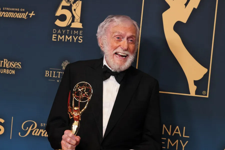 ديك فان دايك Dick Van Dyke في حفل توزيع جوائز إيمي برايمتايم. مصدر الصورة:  Rodin Eckenroth / GETTY IMAGES NORTH AMERICA / Getty Images via AFP