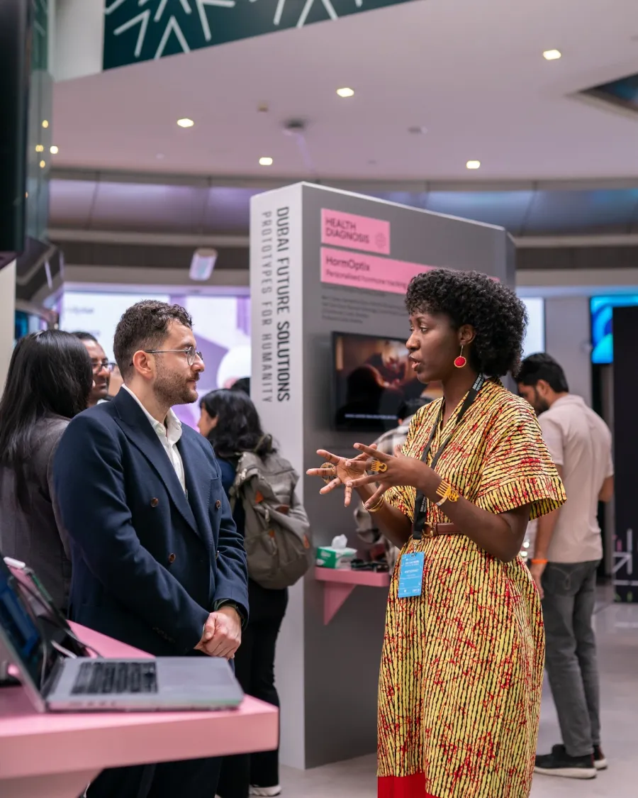 مبتكرون شباب يناقشون حلولاً صحية مبتكرة في معرض «حلول دبي للمستقبل – ابتكارات للبشرية».