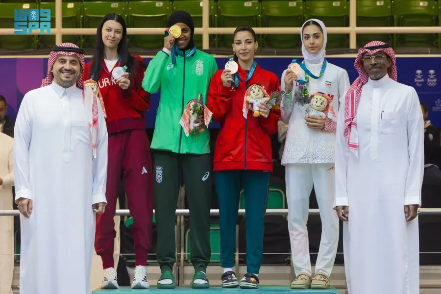 تتويج دنيا أبو طالب والفائزات في دورة ألعاب التضامن الإسلامي - الصورة من وكالة الأنباء السعودية "واس"