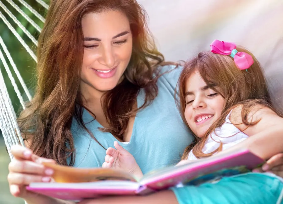 صورة أم تقرأ القصة