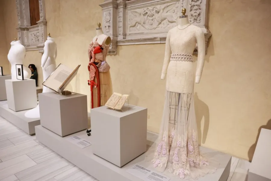 عرض صحفي لمعرض معهد الأزياء لربيع 2026 في متحف متروبوليتان للفنون. مصدر الصورة: Theo Wargo/Getty Images/AFP