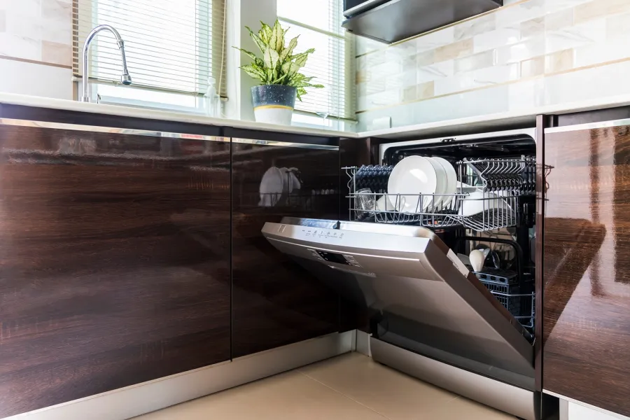 غسالة أطباق مدمجة بخزائن المطبخ