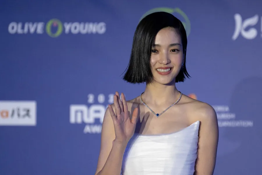 كيم تاي ري بطلة مسلسل Twenty-Five Twenty-One في مدينة أوساكا (Kim Tae-ri, the star of the drama Twenty-Five Twenty-One  in Osaka  ). مصدر الصورة: Philip FONG / AFP