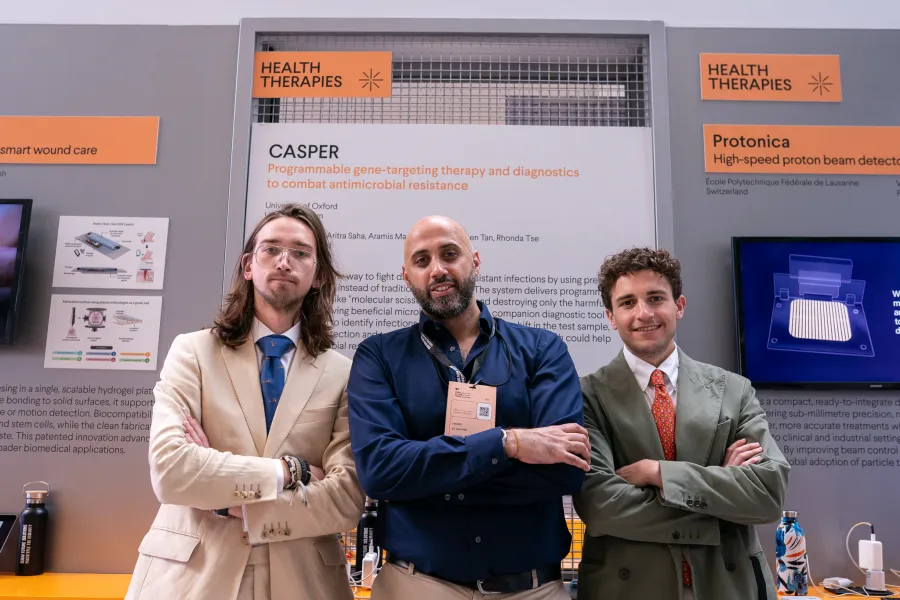 فريق مشروع «كاسبر» الفائز بالعلاجات الصحية