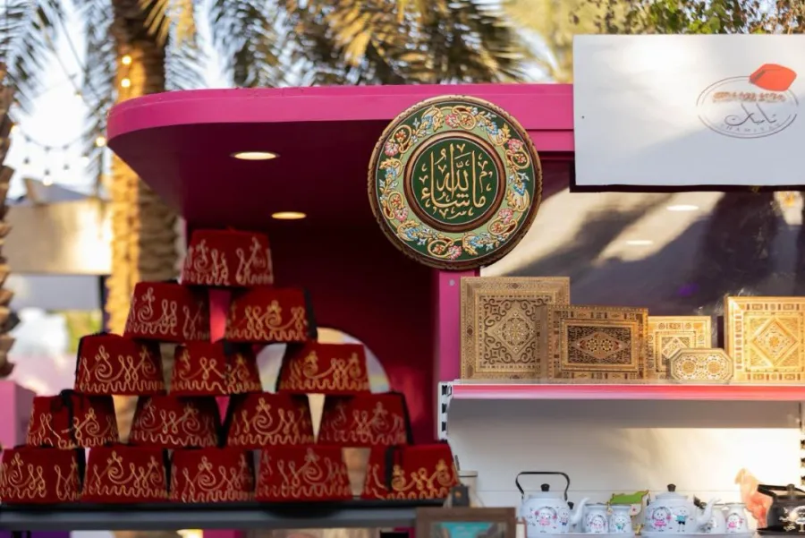 تحتوي الفعالية على أركان تراثية تعكس ملامح الثقافة الشامية من الأزياء والفنون الشعبية