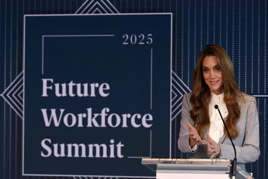 أميرة ويلز تُلقي خطابًا في قمة القوى العاملة المستقبلية في لندن ( The Princess of Wales delivers a speech at the Future Workforce Summit in London ). مصدر الصورة: ADRIAN DENNIS / POOL / AFP