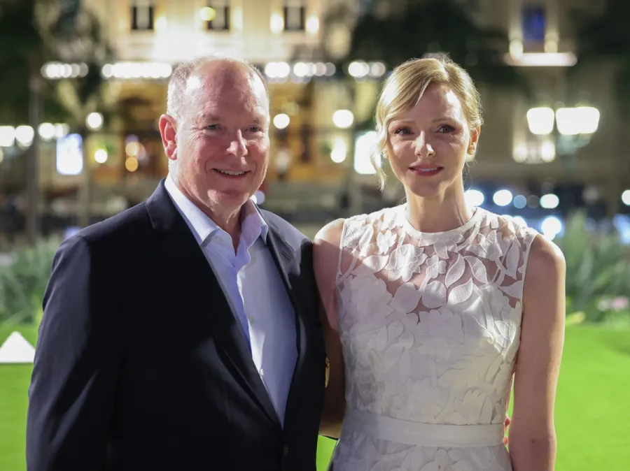 الأمير ألبرت والأميرة شارلين أميرة موناكو في بطولة كأس أميرة موناكو الخيرية للجولف (  Prince Albert and Princess Charlene of Monaco at the Princess of Monaco Charity Golf Trophy). مصدر الصورة: Valery HACHE / AFP)