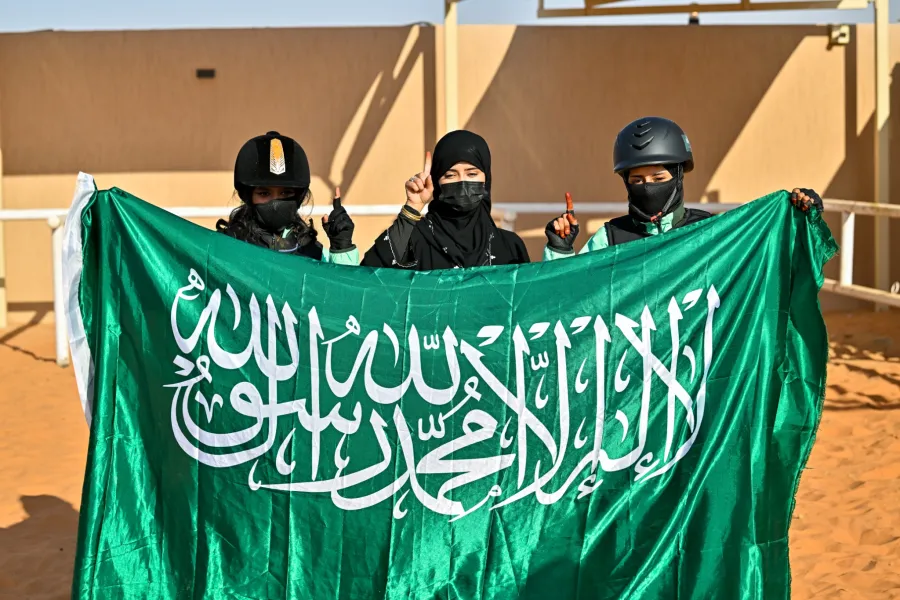 الفائزات في سباق الهجن للسيدات بألعاب التضامن الإسلامي ‎في الرياض يرفعن راية السعودية - الصورة من حساب فريق السعودية على منصة إكس