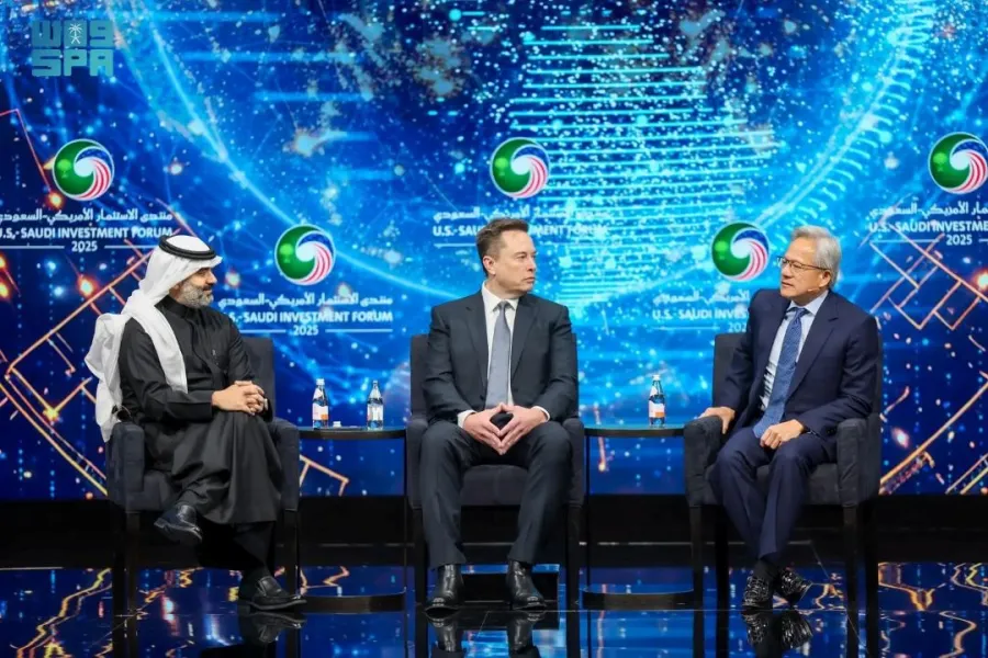 المهندس عبدالله بن عامر السواحه وزير الاتصالات وتقنية المعلومات وإيلون ماسك وجينسن هووانغ الرئيس التنفيذي لشركة "NVIDIA" 