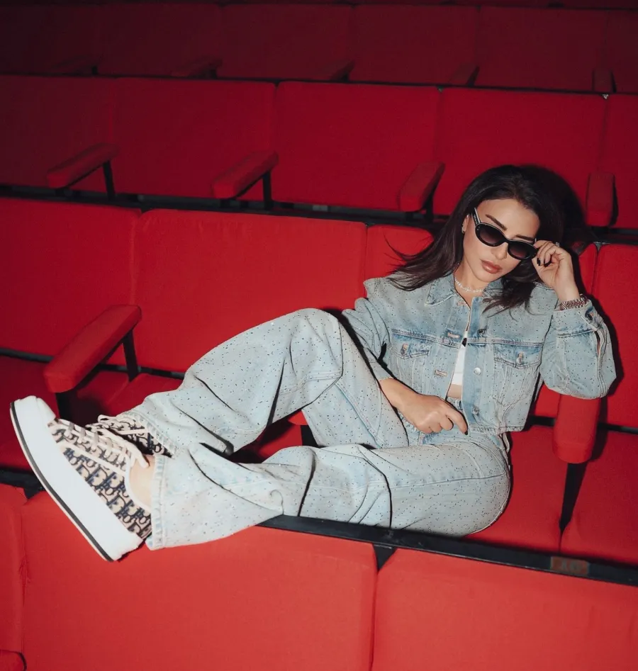 ماغي بوغصن بالسروال الجينز المرصع بالأحجار اللامعة -الصورة من حسابها على إنستغرام