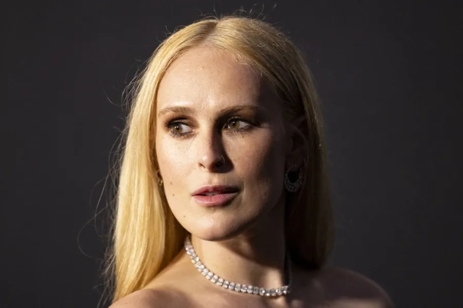 رومر ويليس في مسرح نقابة المخرجين الأميركيين (DGA) في لوس أنجلوس (Rumer Willis at the Directors Guild of America (DGA) theatre in Los Angeles). مصدر الصورة: Etienne LAURENT / AFP