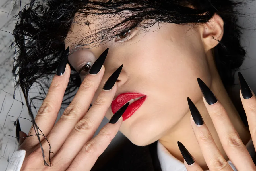 مناكير أسود لشتاء 2025