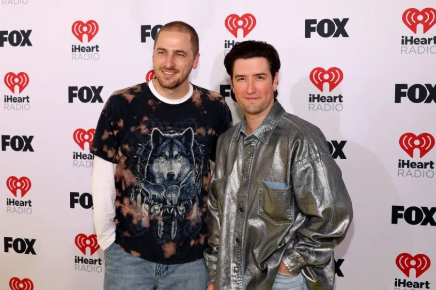 أعضاء فرقة "بيج تايم راش" كيندال شميدت ولوغان هندرسون Kendall Schmidt and Logan Henderson of Big Time Rush- مصدر الصورة: (Photo by Jesse Grant / GETTY IMAGES NORTH AMERICA / Getty Images via AFP)