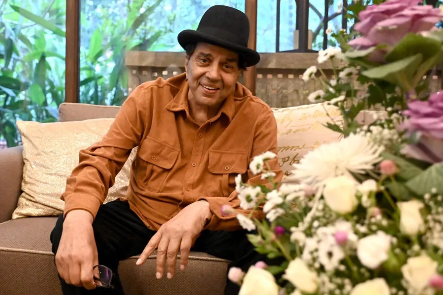 دارميندرا في مقر إقامته في مومباي (Dharmendra at his residence in Mumbai). مصدر الصورة: SUJIT JAISWAL / AFP