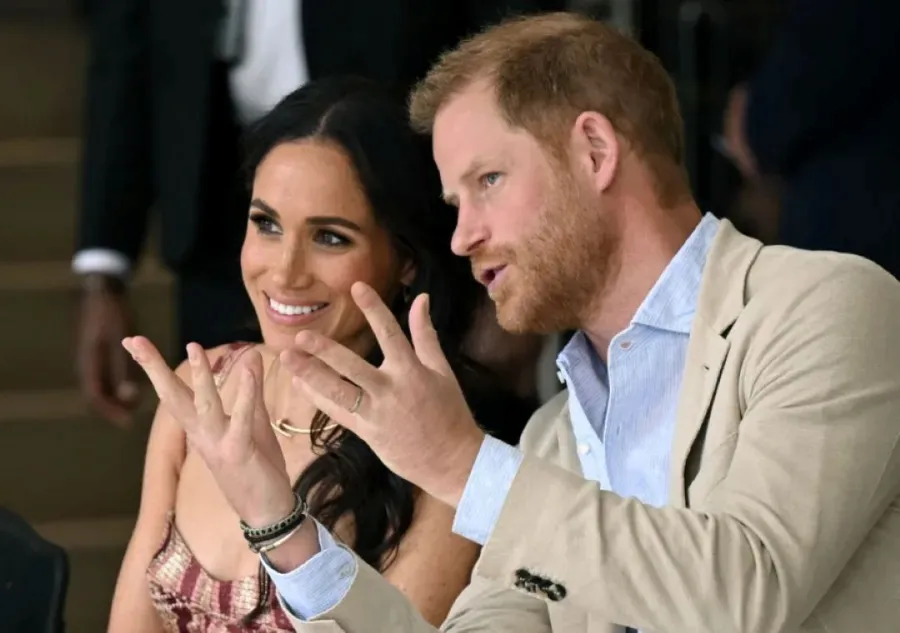 الأمير هاري مع زوجته ميغان ماركل في بوغوتا (Prince Harry with his wife Meghan Markle in Bogota). مصدر الصورة: RAUL ARBOLEDA / AFP