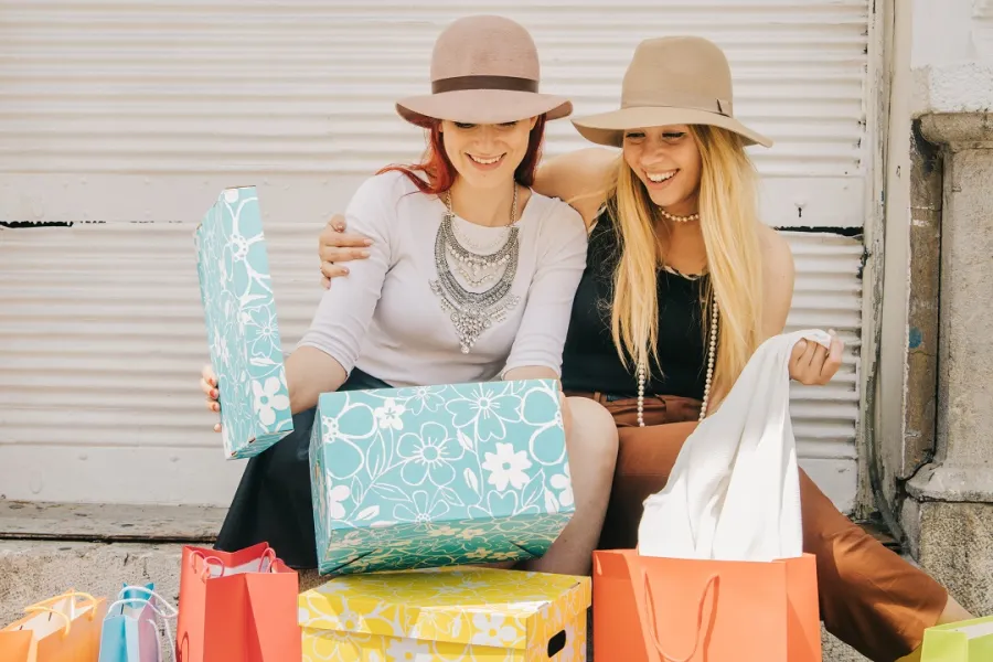 أفضل الهدايا التذكارية للصديقات - الصورة من موقع Freepik