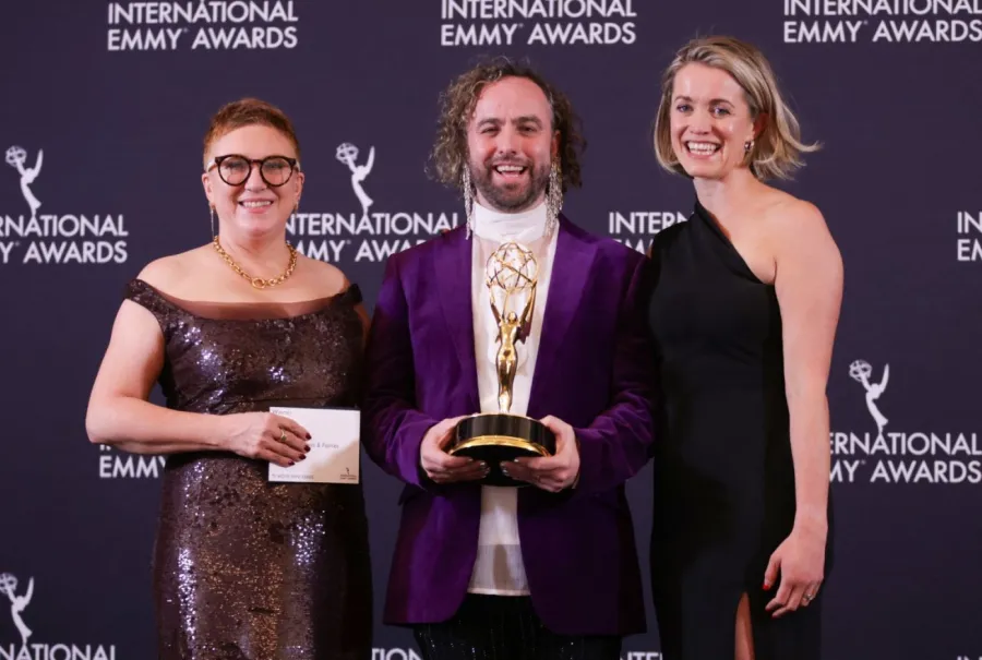 داف جيمس، ريبيكا راي روجرز وليبي دوردي Daf James, Rebekah Wray-Rogers and Libby Durdy في حفل توزيع جوائز إيمي الدولية 2025. مصدر الصورة: Leonardo MUNOZ / AFP