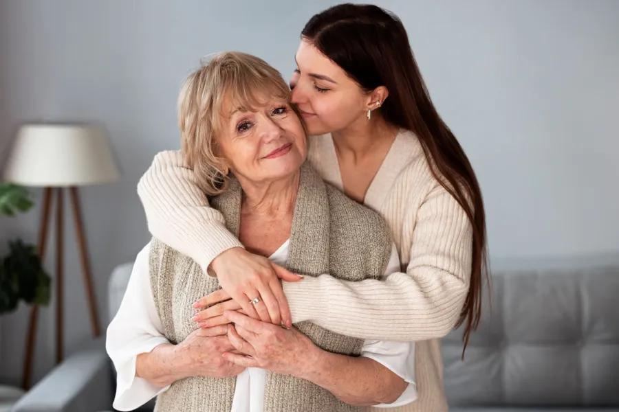 زوجة شابة تحتضن حماتها