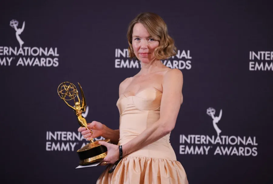 آنا ماكسويل مارتن في حفل توزيع جوائز إيمي 2025 ( Anna Maxwell Martin at the Emmy Awards ). مصدر الصورة: Leonardo MUNOZ / AFP