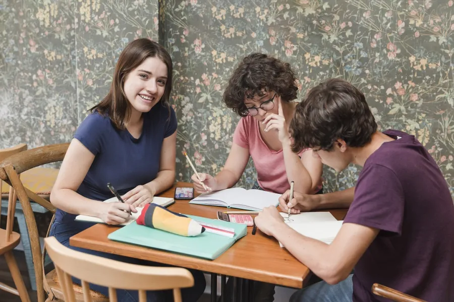 7 أخطاء يرتكبها طلاب الجامعة في العلاقات الاجتماعية- الصور من موقع Freepik