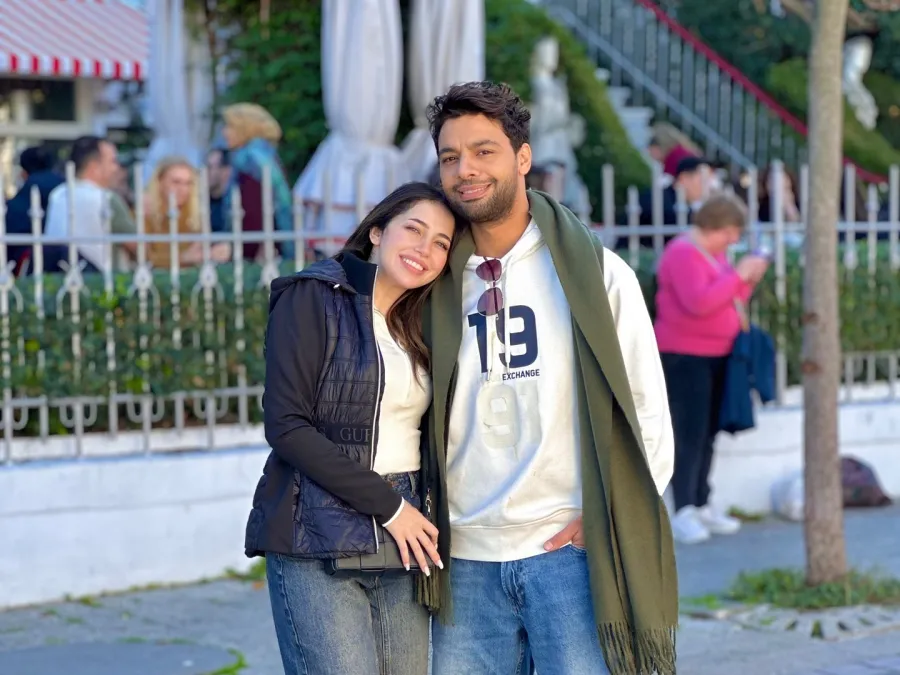 الفنان أحمد جمال وزوجته فرح الموجي - الصورة من حسابه الخاص على فيسبوك