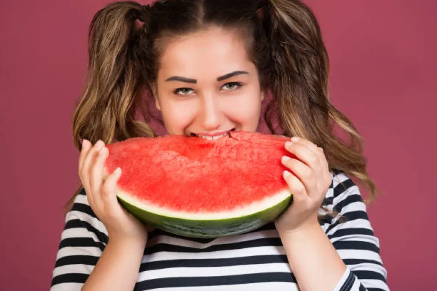 تفسير حلم اكل البطيخ في المنام للعزباء.