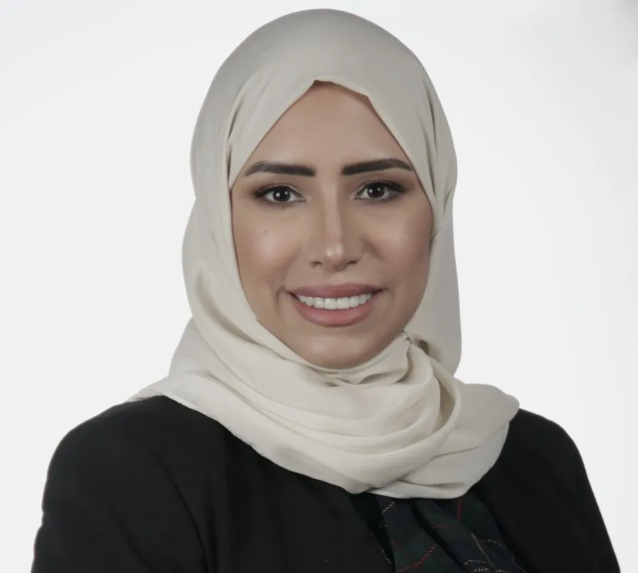 طبيبة الأسنان السعودية فاطمة القديحي، أمين مجلس الإدارة وعضو المجلس التنفيذي الأعلى للبورد الأمريكي لإصلاح الأسنان - الصورة من حساب أول سعودية على منصة إكس