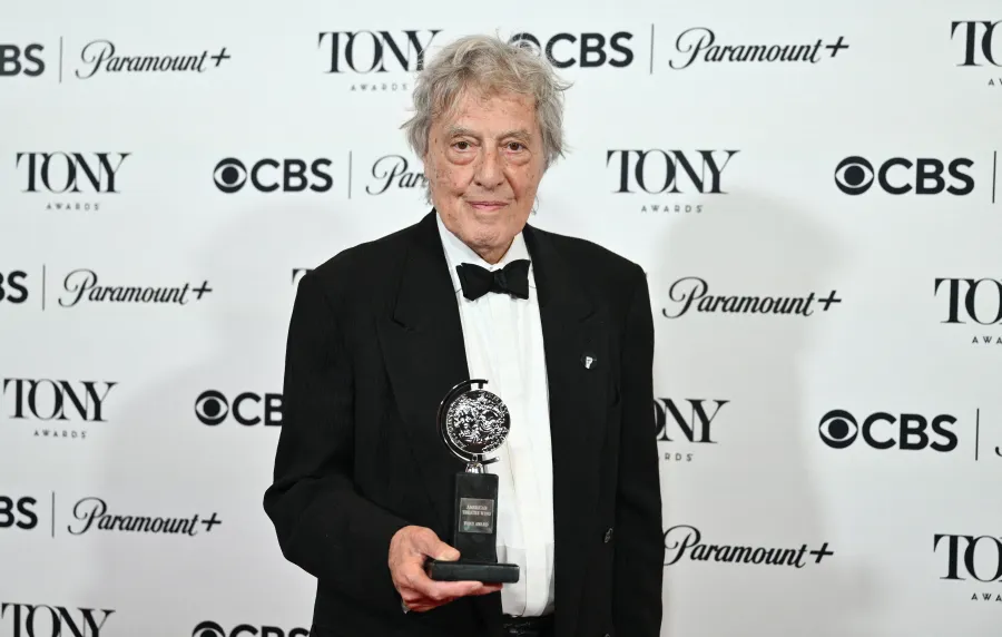 توم ستوبارد في حفل توزيع جوائز توني بالنسخة 76 في نيويورك ( Tom Stoppard at the 76th Tony Awards ceremony in New York ). مصدر الصورة: ANGELA WEISS / AFP