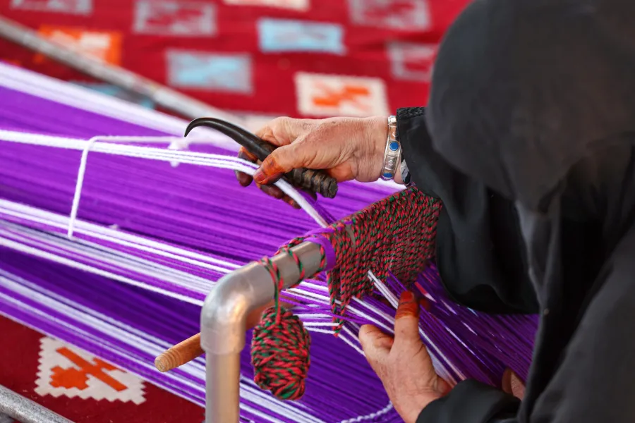 حياكة السدو من أشهر الحرف اليدوية بالسعودية - الصورة من منصة الصور السعودية