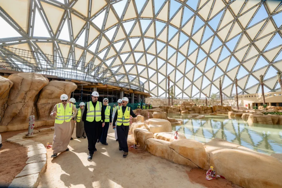  الأمير فيصل بن عياف، أمين منطقة الرياض أثناء تفقده لمشروع حدائق الملك عبدالله في وقت سابق من العام - الصورة من حساب حدائق الملك عبدالله على منصة إكس