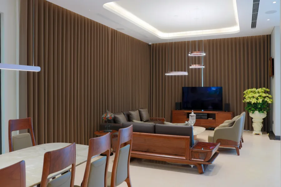 أثاث خشبي في منطقة المعيشة