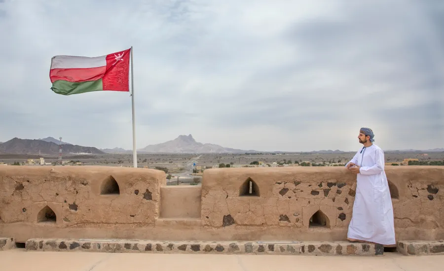 علم سلطنة عمان يرفرف عالياً