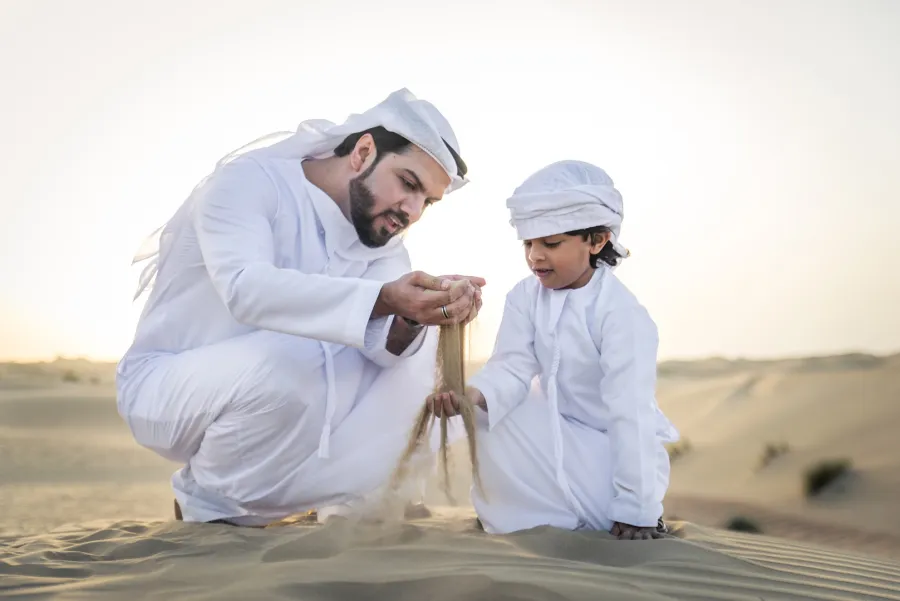 أب يغرس لدى طفله مفاهيم حب الوطن وانتمائه إليه في عمر مبكر