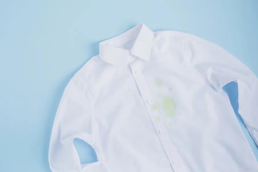 قميص أبيض مبقع 